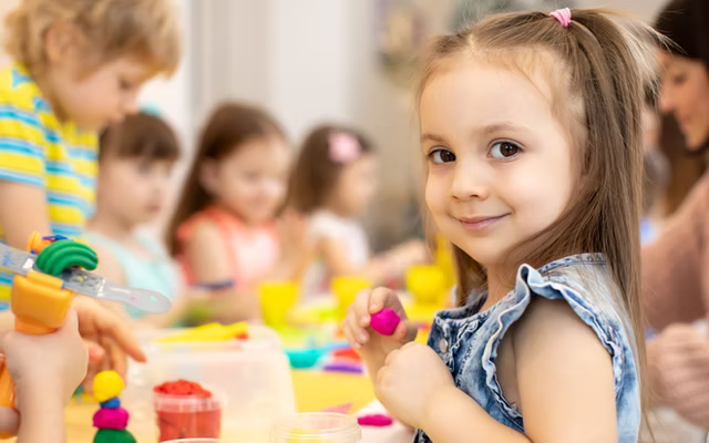 Un joc pentru grădiniță care conectează copiii între ei și cu lumea lor