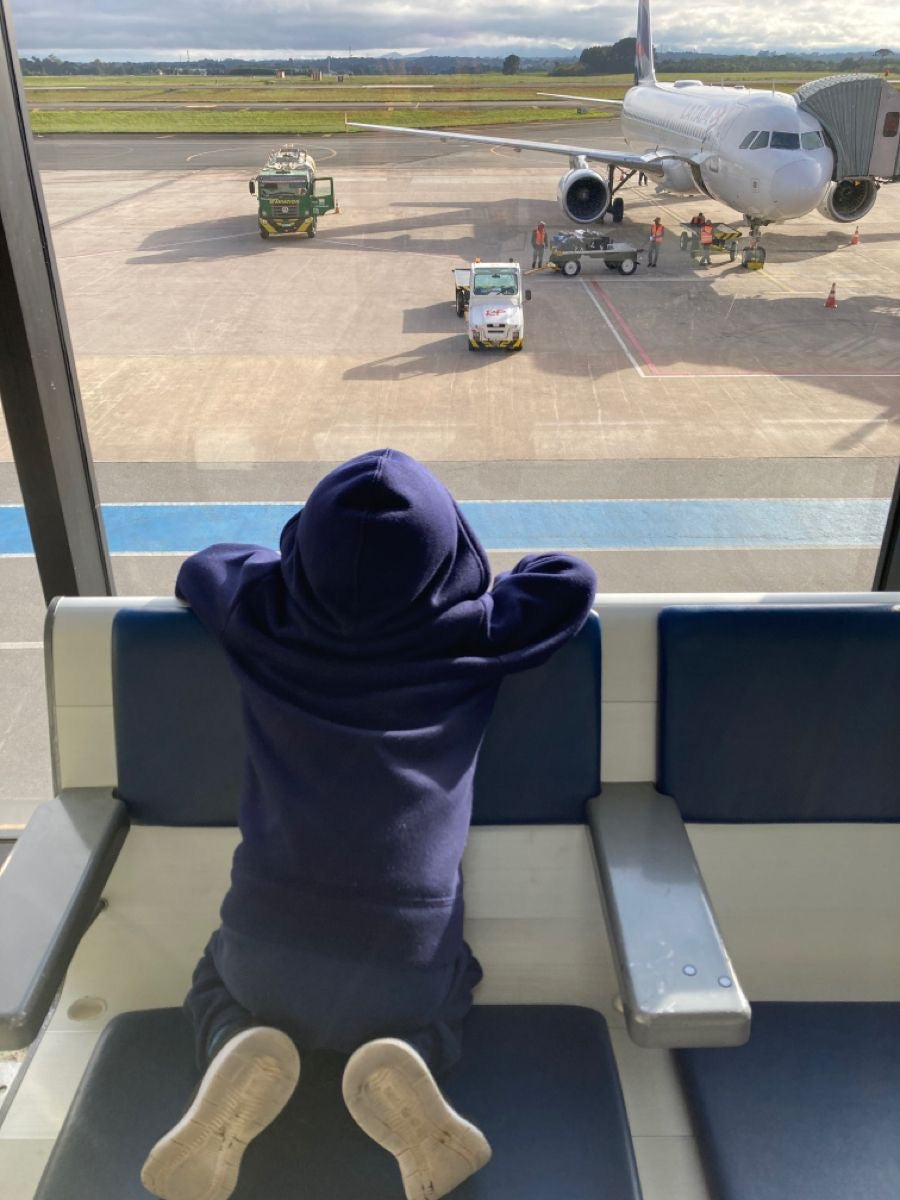 Zborul cu avionul cu copii: cum transformi așteptarea din aeroport în timp de conectare